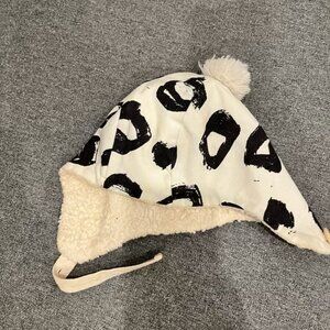 🖤 Noé & Zoë Berlin Pom Pom Sherpa-Lined Hat – 48cm